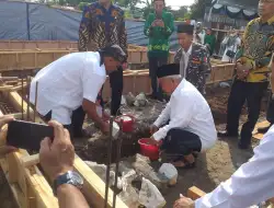 KH. Asep Saifuddin Meletakkan Batu pertama Pembangunan SD Inklusif Berkatakter